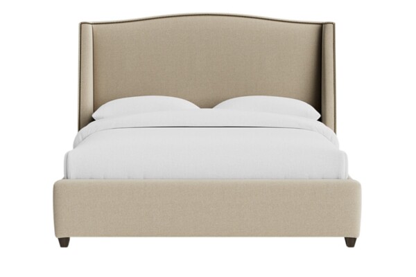 Cama Estofada Alba AD Boutique em linho bege premium, cabeceira alta curva com acabamento capitonê e roupa de cama branca refinada.