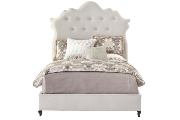Cama Estofada AnaBelle AD Boutique, em veludo cinza-claro, cabeceira capitonê com curvas suaves e acabamento premium exclusivo.