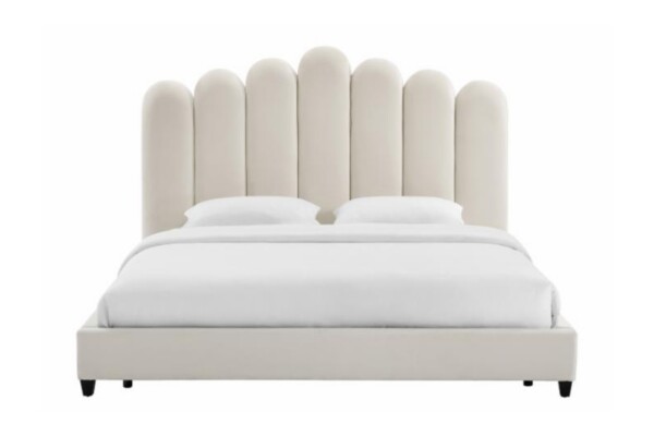 A Cama Estofada Camads AD Boutique exibe imponente cabeceira alta em capitonê creme, acabamento premium e aura exclusiva.