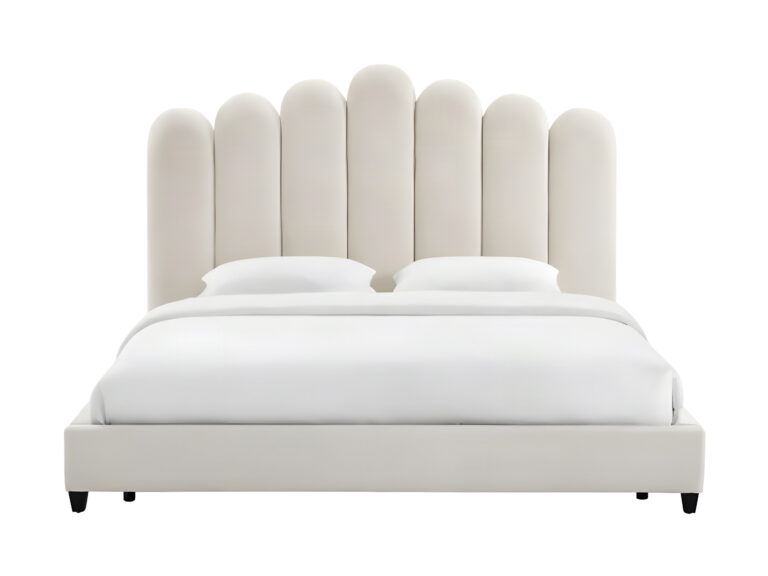 A Cama Estofada Camads AD Boutique exibe imponente cabeceira alta em capitonê creme, acabamento premium e aura exclusiva.