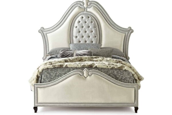 A Cama Estofada Carlota AD Boutique exibe cabeceira alta em capitonê e acabamento premium, com padrões elegantes e roupas de cama sofisticadas.