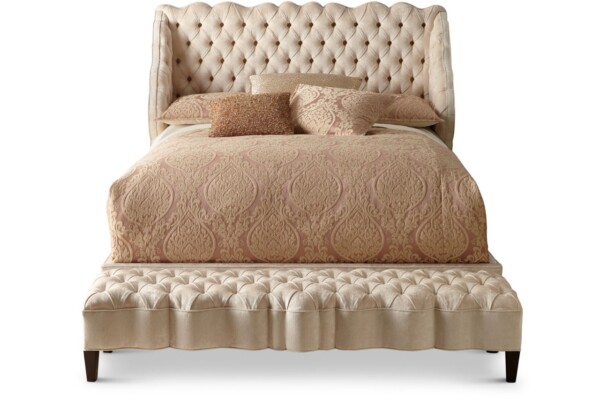 A Cama Estofada Charlote da AD Boutique exibe cabeceira e peseira em capitonê, estofamento premium e detalhes dourados exclusivos.