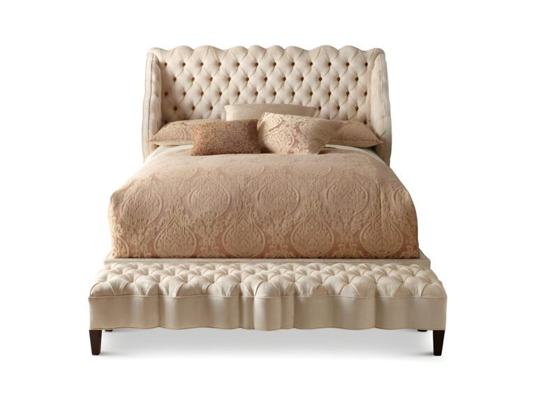 A Cama Estofada Charlote da AD Boutique exibe cabeceira e peseira em capitonê, estofamento premium e detalhes dourados exclusivos.