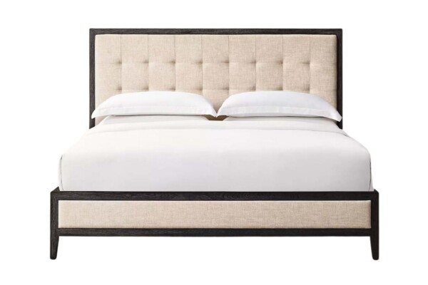 A Cama Estofada Eleanor da AD Boutique exibe estrutura em madeira nobre, cabeceira capitonê bege e acabamento premium exclusivo.