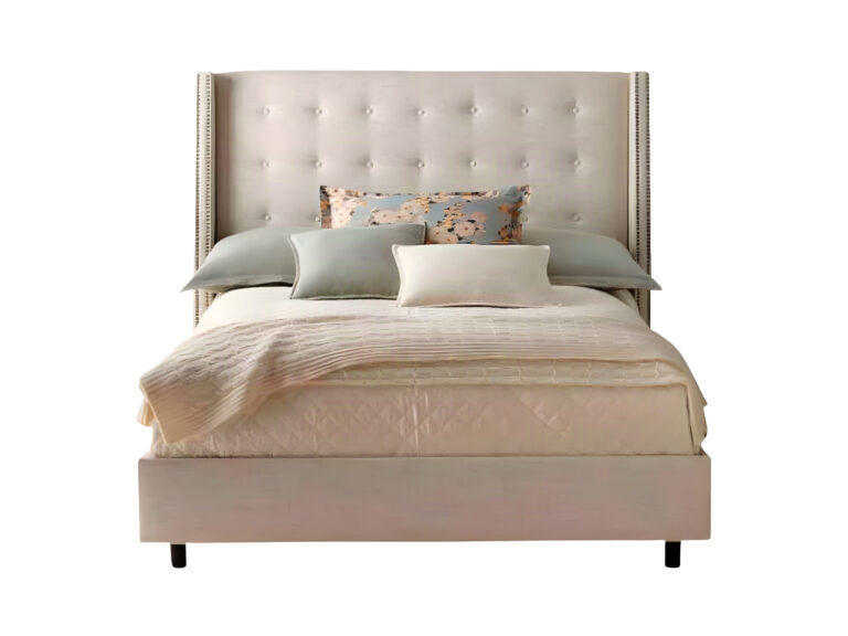 A Cama Estofada Fany AD Boutique exibe estrutura bege com cabeceira alta em capitonê premium, colchão nude e almofadas exclusivas.
