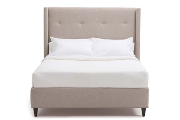 A Cama Estofada Flora AD Boutique, em bege, exibe cabeceira alta com capitonê luxuoso e pés em madeira escura nobre acabamento premium.