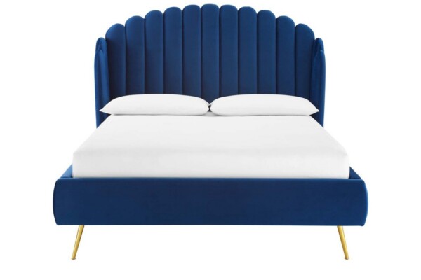 Cama Estofada Flower AD Boutique em veludo azul premium, cabeceira capitonê ondulada, pés dourados e roupa de cama branca de luxo.