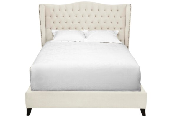 A Cama Estofada Loved AD Boutique apresenta cabeceira capitonê em linho premium bege, enxoval branco e dois travesseiros exclusivos.