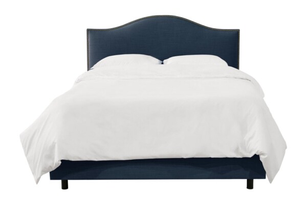 Cama Estofada Luana AD Boutique: cabeceira azul marinho com capitonê, estofamento premium e roupa de cama branca impecável.