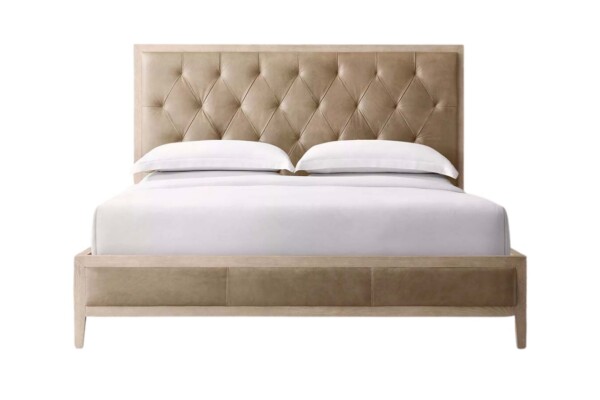 Vista frontal da Cama Estofada Marielle AD Boutique em bege, cabeceira capitonê e estofamento premium; destaque exclusivo.