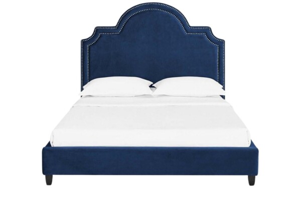 A Cama Estofada Matina AD Boutique exibe estrutura azul com capitonê premium, cabeceira arqueada e detalhes em metal prateado refinado.