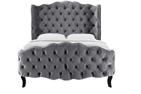 Cama Estofada Monarchia AD Boutique em veludo cinza premium, capitonê artesanal, cabeceira de alta curva e pés de madeira nobre.