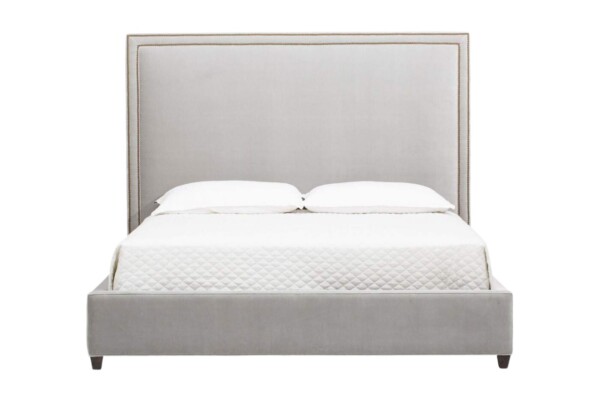 Cama Estofada Palmas AD Boutique: queen, cabeceira alta com capitonê cinza premium, linho nobre, enxoval branco exclusivo.