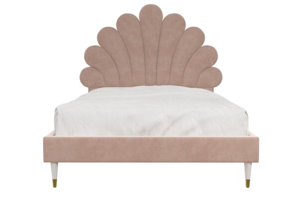 A Cama Estofada Petal AD Boutique exibe cabeceira em escalope rosa claro com capitonê e estofamento premium, sobre fundo branco.