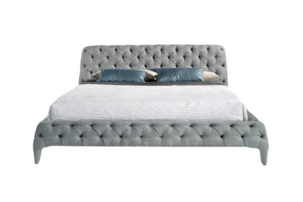 A Cama Estofada Powerful da AD Boutique exibe capitonê cinza premium em estrutura imponente, com detalhes exclusivos e acabamento sofisticado.