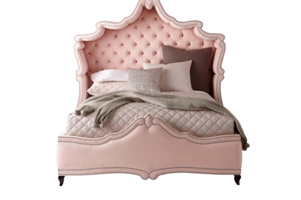 A Cama Estofada Tiana AD Boutique exibe cabeceira capitonê rosa e estofamento premium, trazendo exclusividade e luxo ao ambiente.