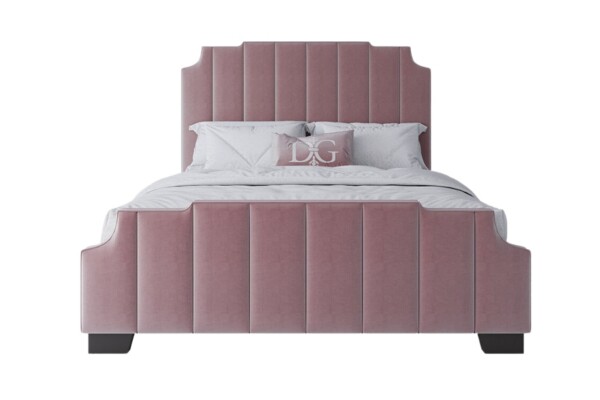 Cama Estofada Túlia AD Boutique em veludo rosa, painéis verticais com acabamento capitonê, enxoval branco e almofada DG exclusiva.