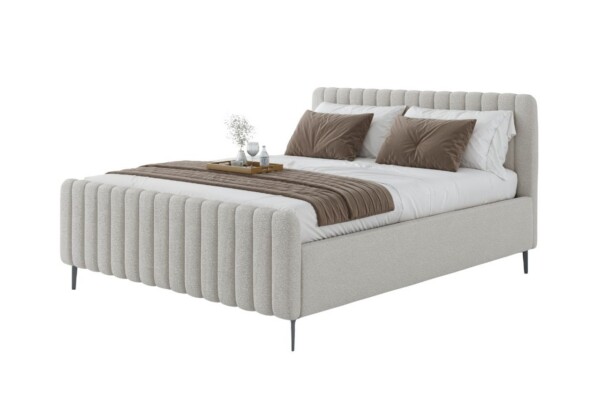 A Cama Estofada Verticale AD Boutique exibe estrutura capitonê em linho premium, enxoval branco e detalhes sofisticados exclusivos.