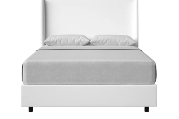 A Cama Estofada Arabela AD Boutique exibe imponente cabeceira branca com capitonê e acabamento premium, luxo e exclusividade.
