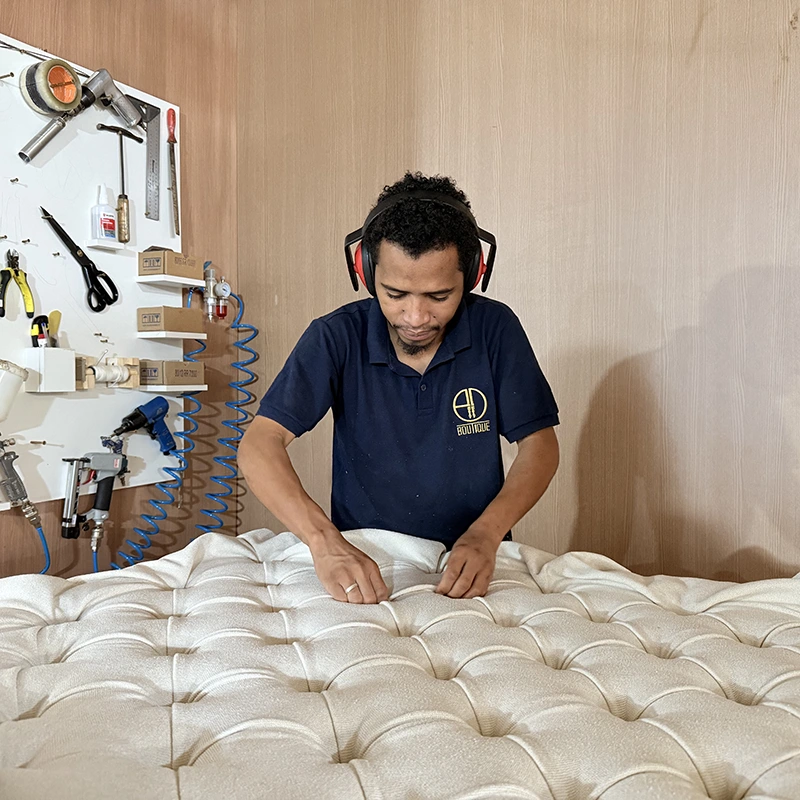 Croquis de Desenho de Cama Estofada com Compassso Dourado