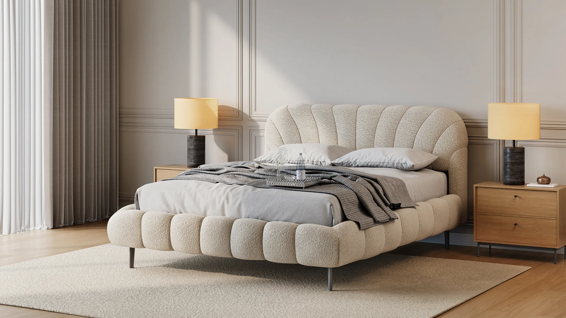 Quarto AD Boutique com cama estofada bege em capitonê premium, roupa de cama cinza, criados de madeira nobre e tapete claro.