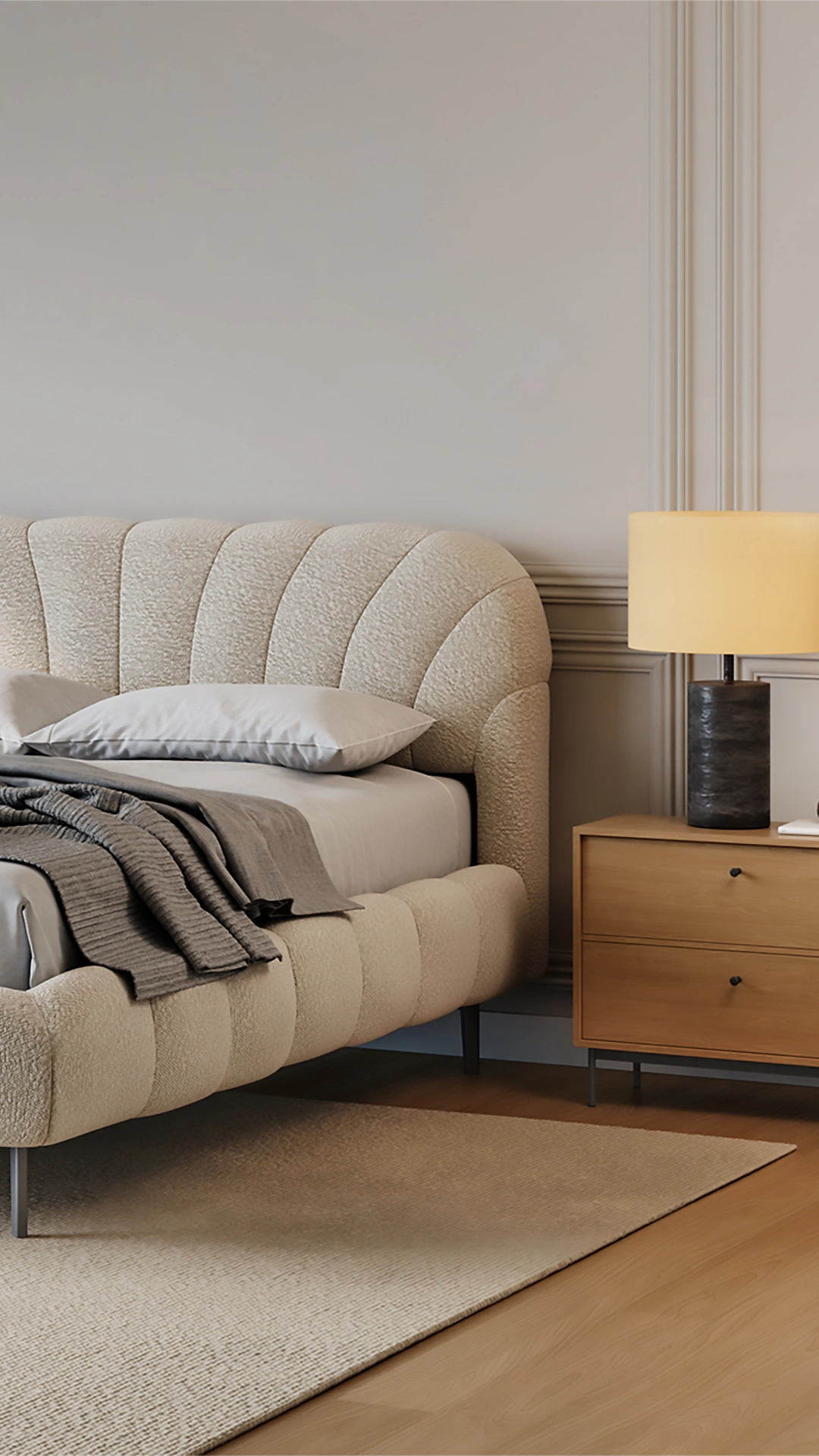 Quarto AD Boutique com cama estofada bege em capitonê premium, roupa de cama cinza, criados de madeira nobre e tapete claro.