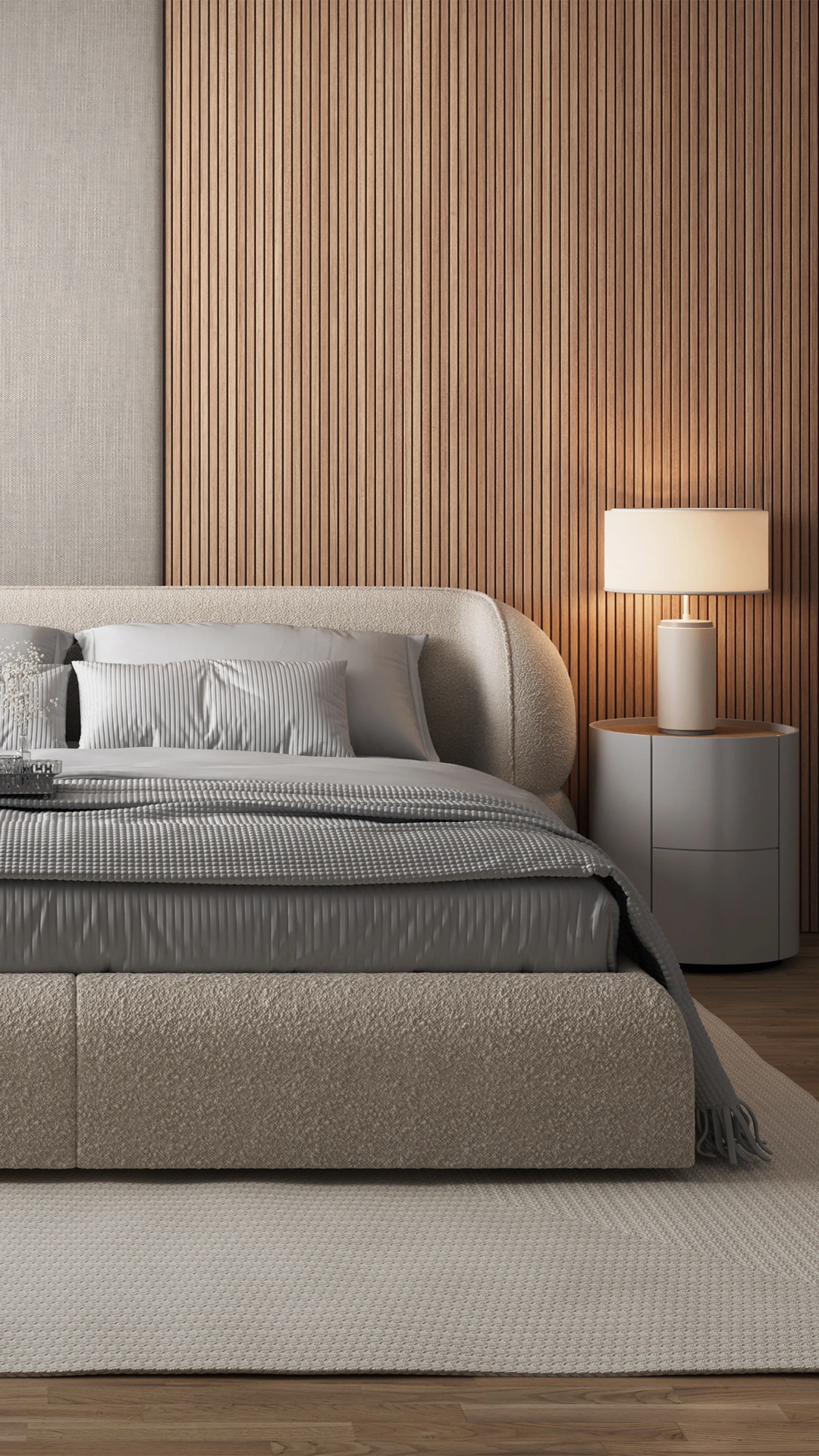 Quarto AD Boutique com cama baixa capitonê em linho premium cinza, mesa lateral redonda laqueada e parede de ripas de nogueira.