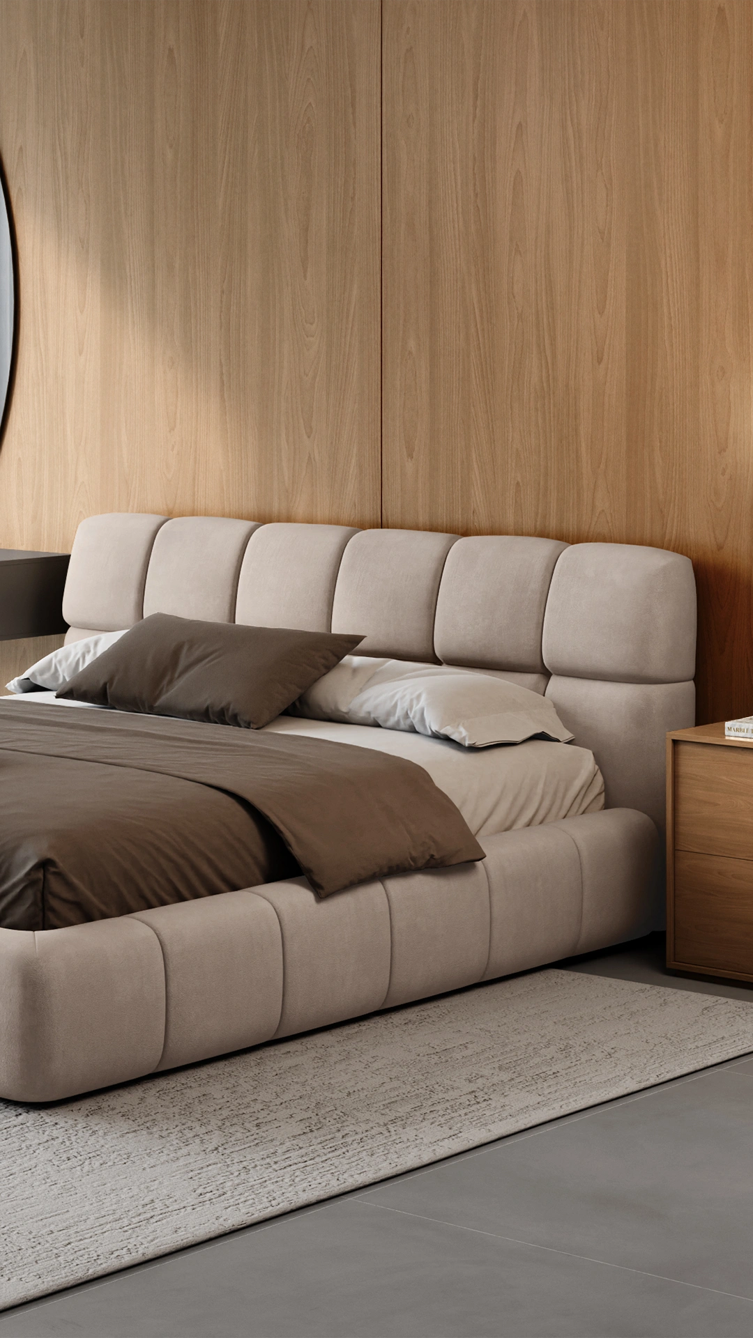 Quarto AD Boutique com cama estofada bege em capitonê premium, enxoval marrom e cinza, criado de madeira nobre e painel exclusivo.